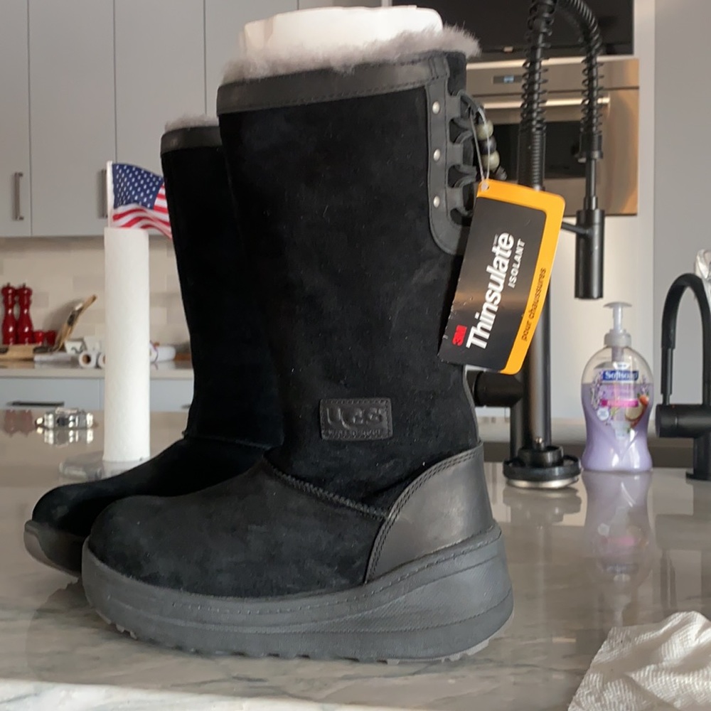 Ugg women’s boots,new with tag size7